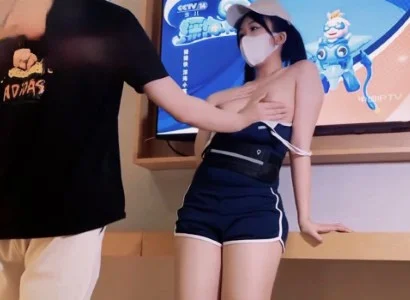 Em bán TV xinh đẹp cùng anh khách may mắn