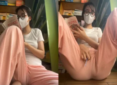 Em gái vừa lật sách vừa nhét sextoy vào lồn
