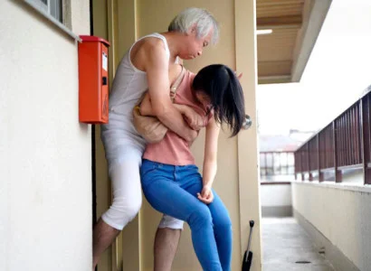 Cô gái mới cưới bị bố chồng già hành hạ
