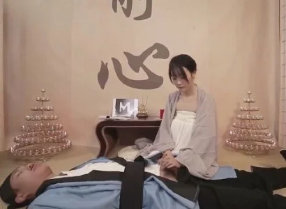 Cô gái áo tu chăm sóc vị đạo sĩ bị thương