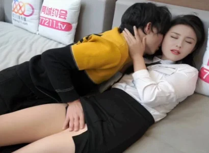 Cô gái làm thư ký bí mật phang với sếp vì tiền