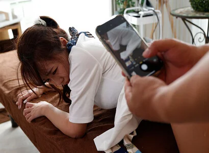 Đang triệt lông đè ra hiếp